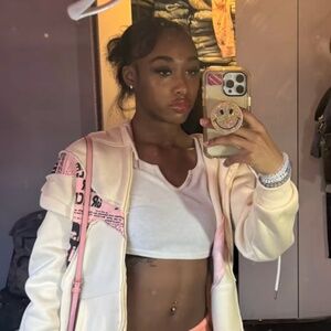 Meet your Posher, Nia